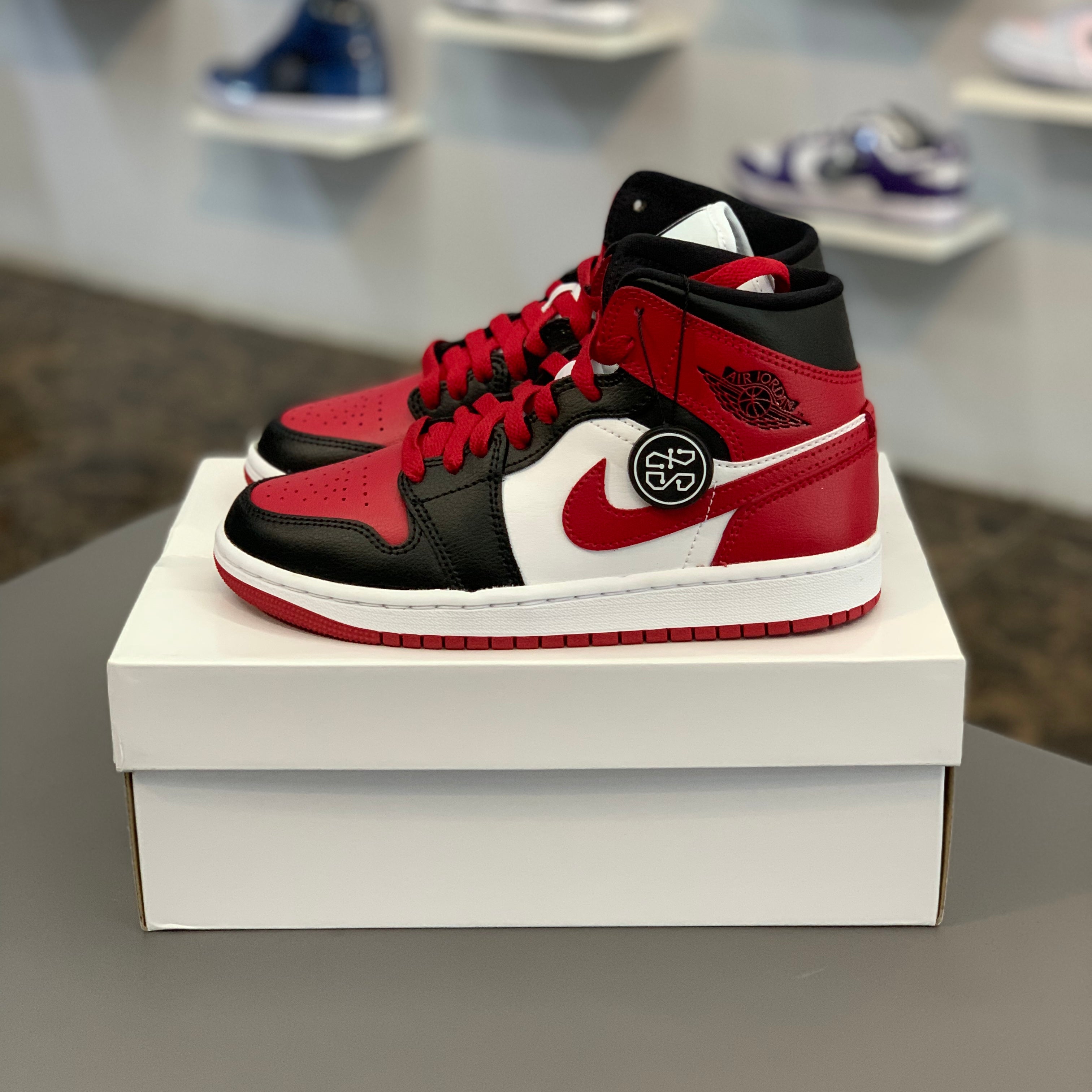 Jordan 1 hotsell bred toe womens