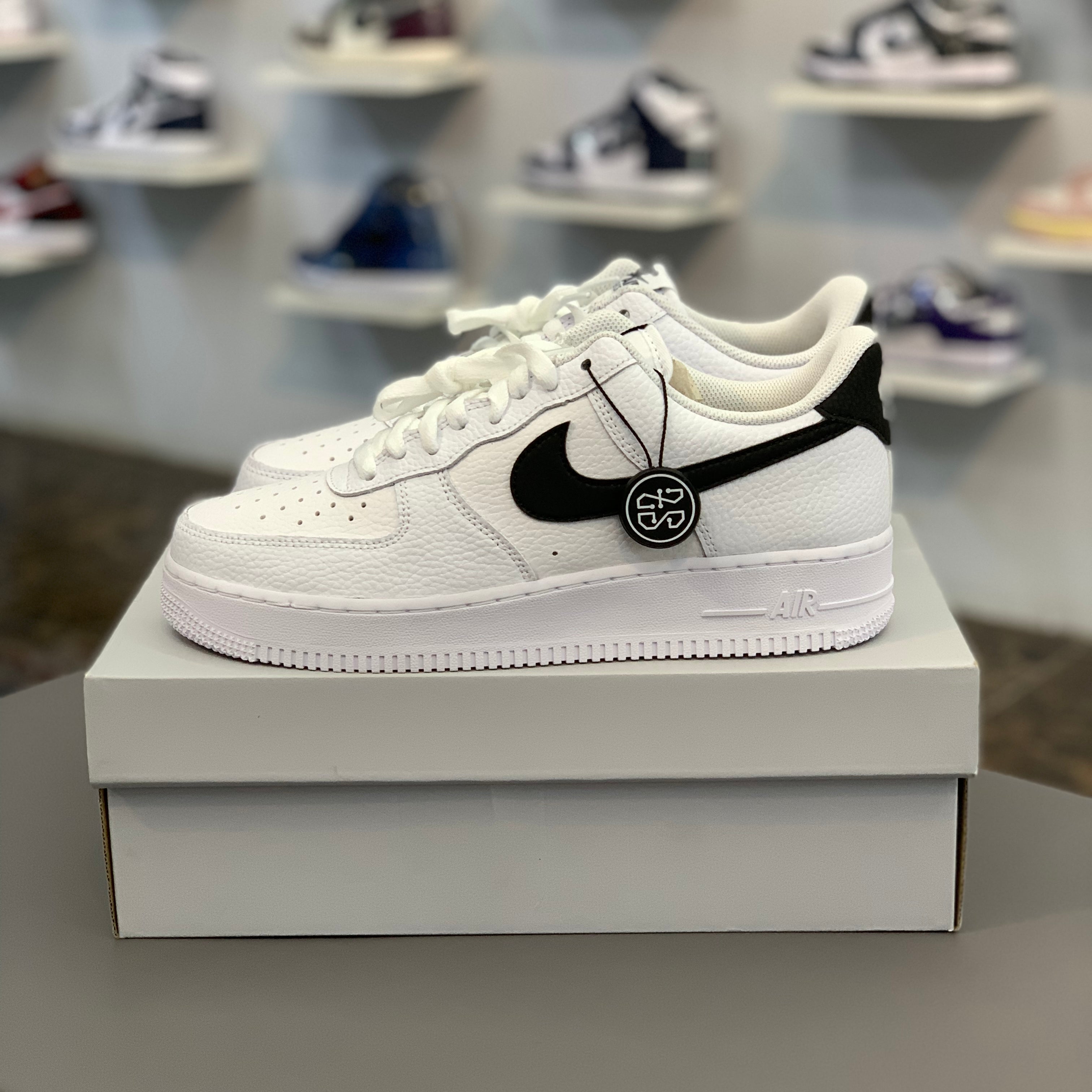 White and black hot sale air force 1 mens